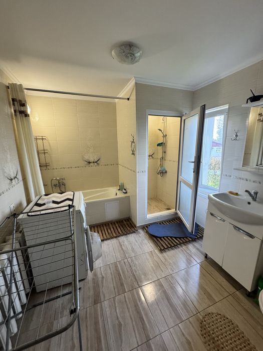 Будинок з новим ремонтом і технікою, великою ділянкою в м.Кременець Те