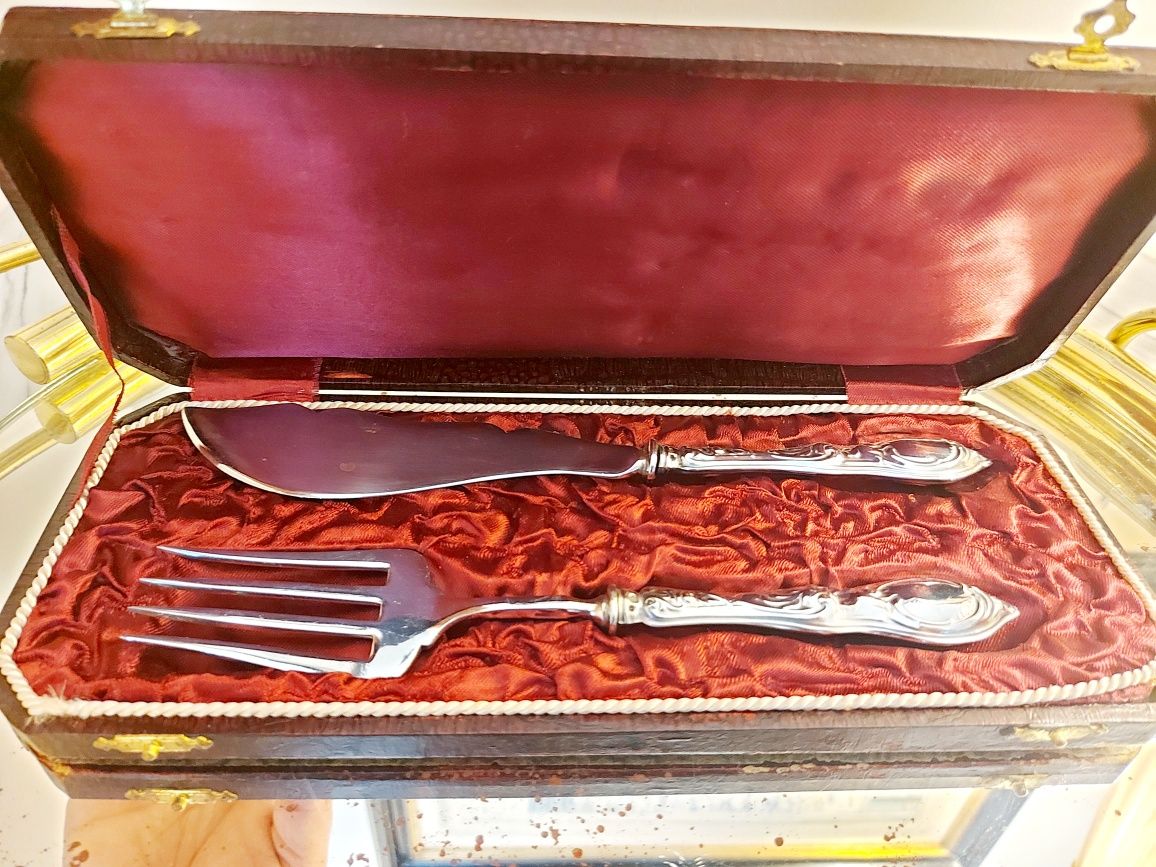 Conjunto de talheres de servir com cabo em prata portuguesa, na caixa