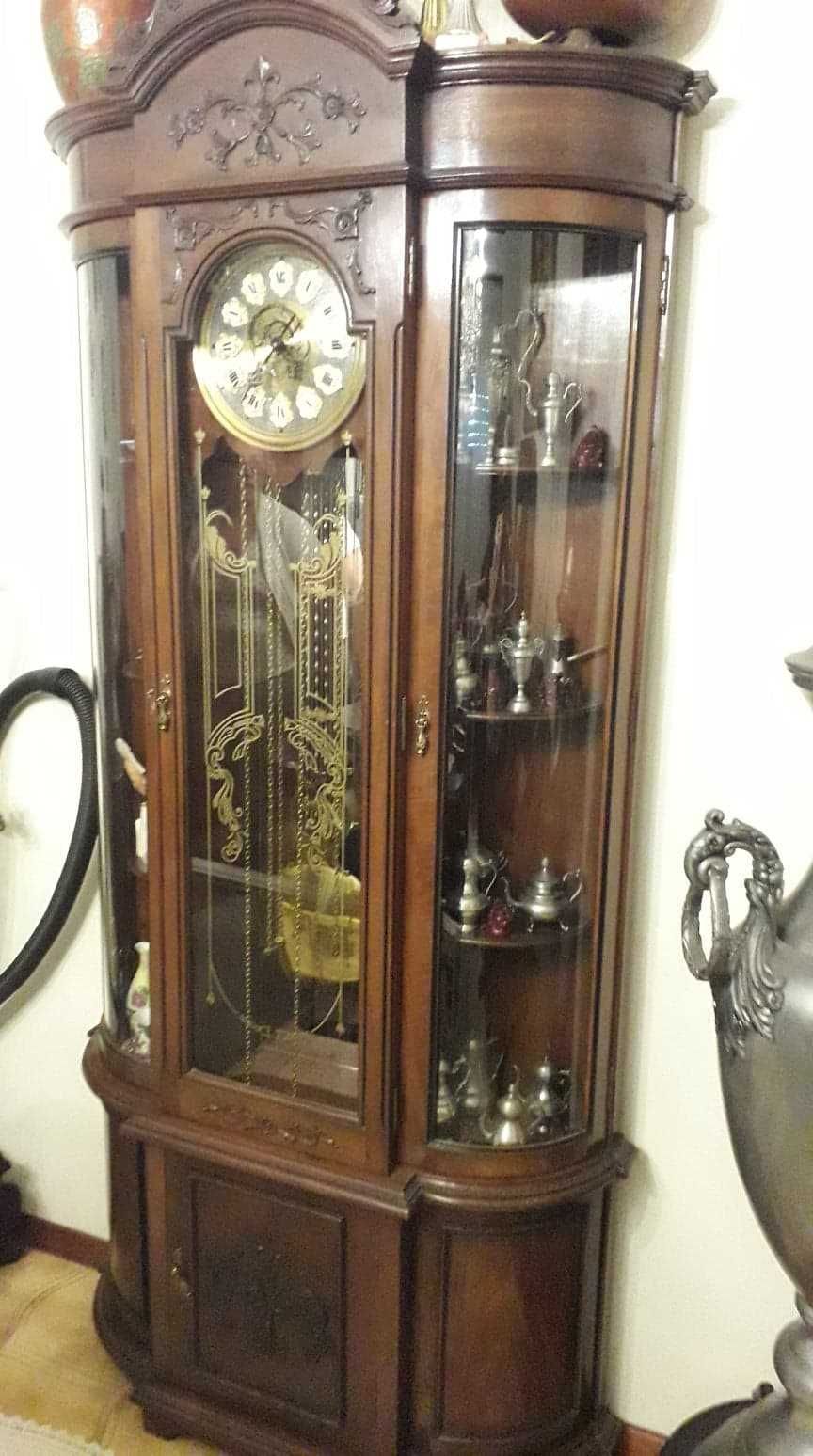 Relógio de pêndulos, muito antigo, em madeira e correntes douradas