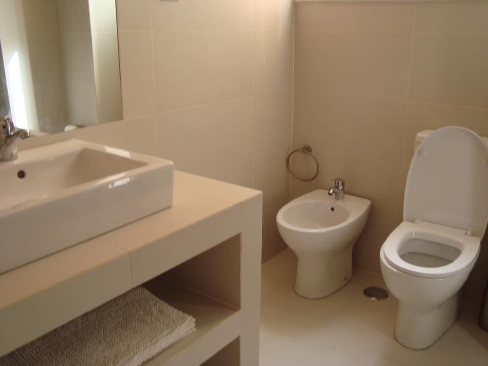Quarto estudante rapariga com contrato