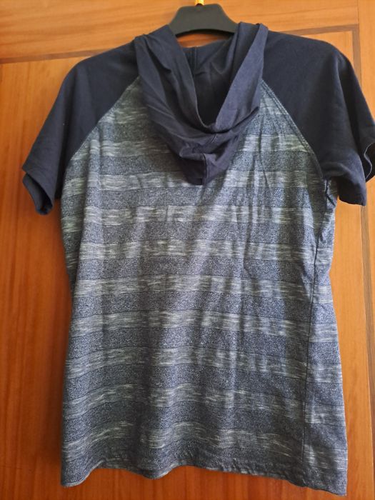 T-shirt com capuz