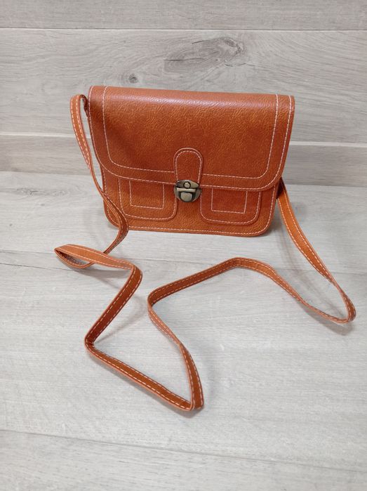 Torebka crossbody, mała na ramię, zapinana na klamerkę, eko skóra.