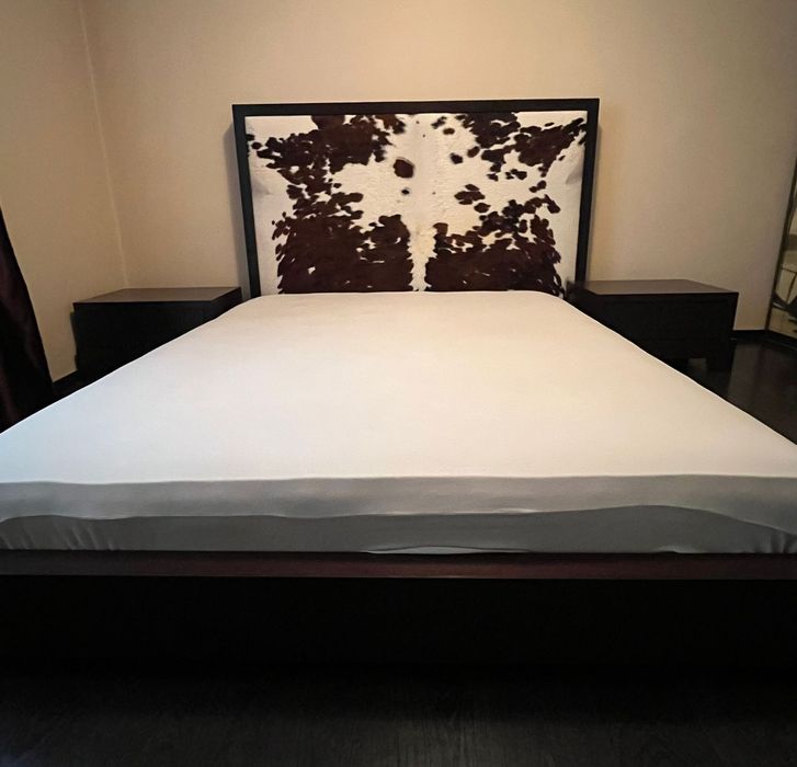 Спальний гарнітур з дерева (ліжко, узголів'я і дві тубмочки, карка