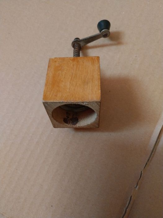 Stary młynek kuchenny z czasów prl-u