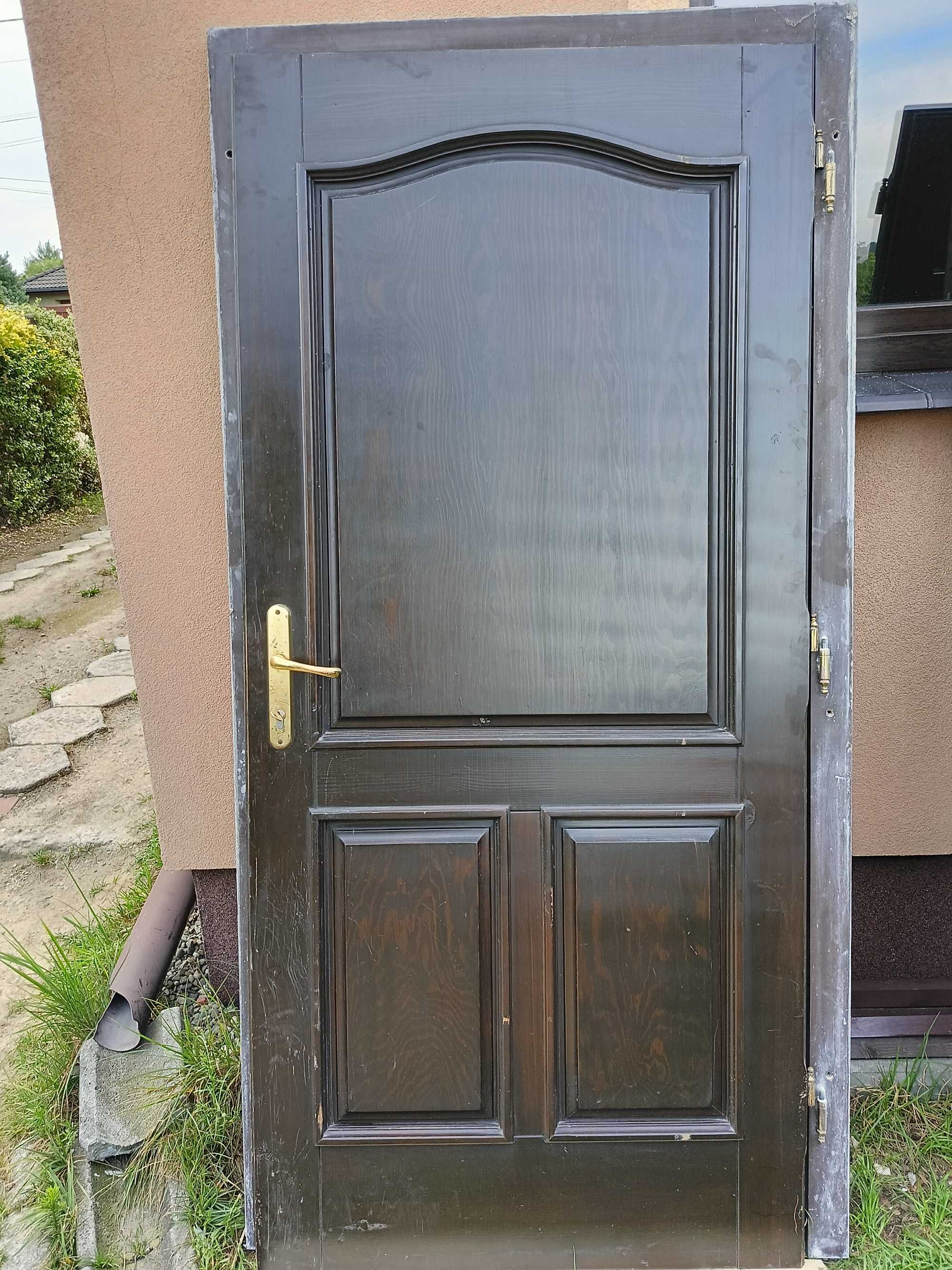 Drzwi zewnętrzne drewniane z ramą