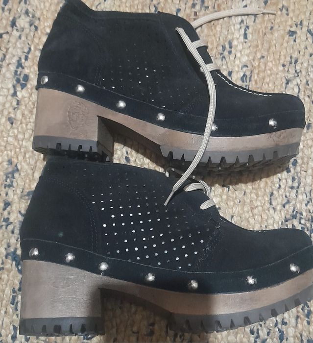 Botas pretas novas em pele 38