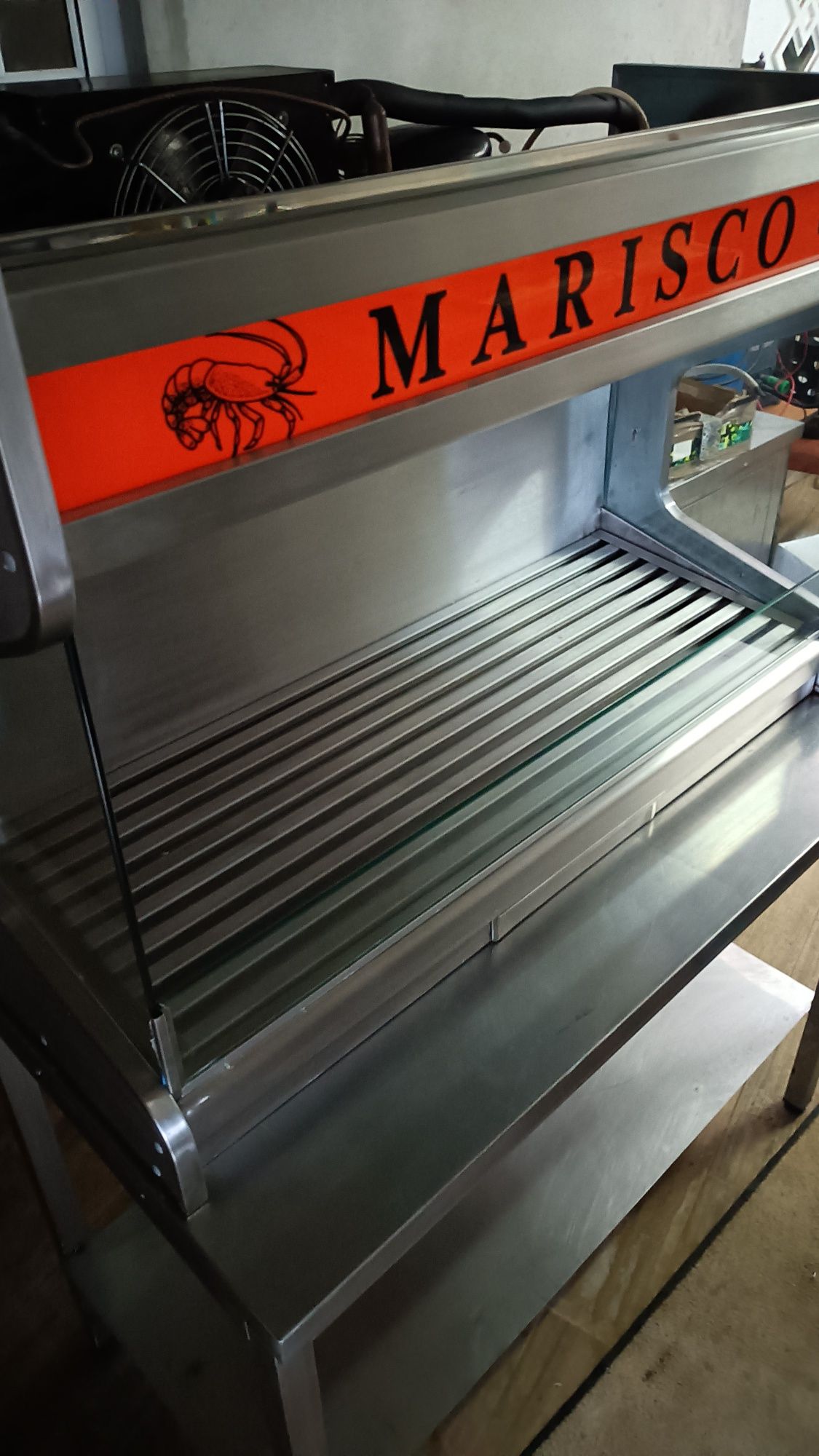 Vitrine- espositor de Mariscos com frio + bancada inox