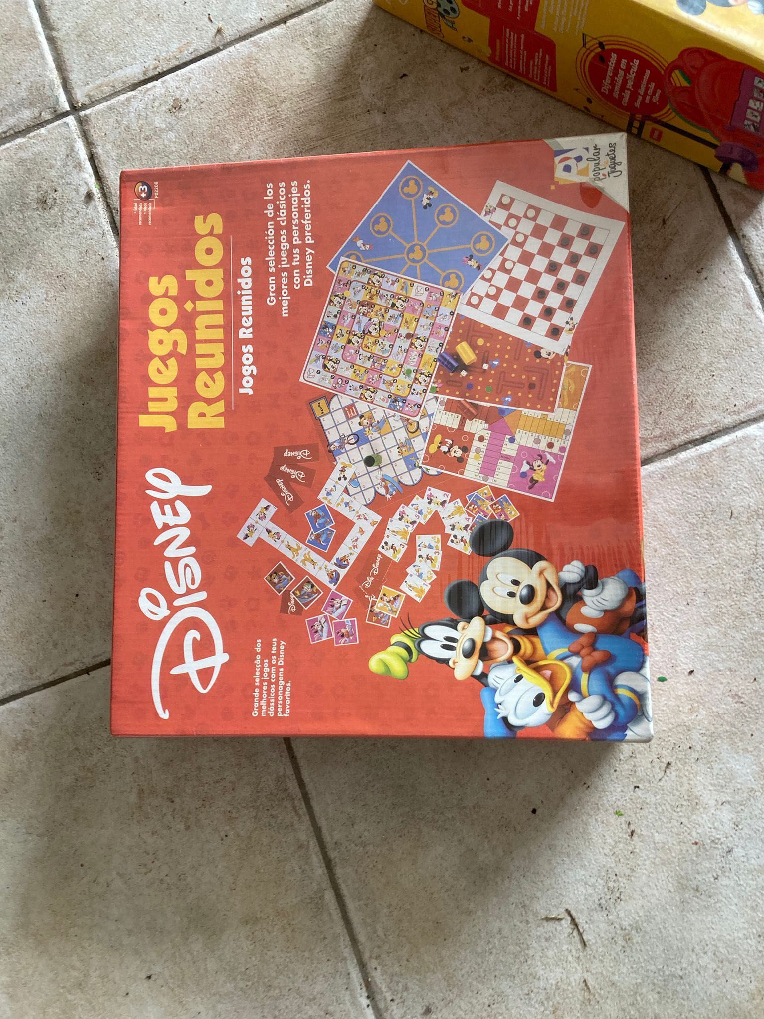 Vendo Projetor mickey/princesas Disney e jogo tabuleiro novos!