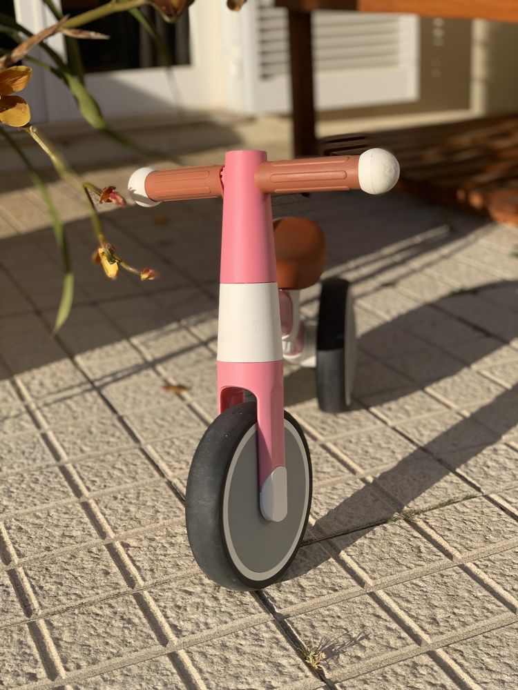 1º bicicleta de equilíbrio Vespa Rosa Hape