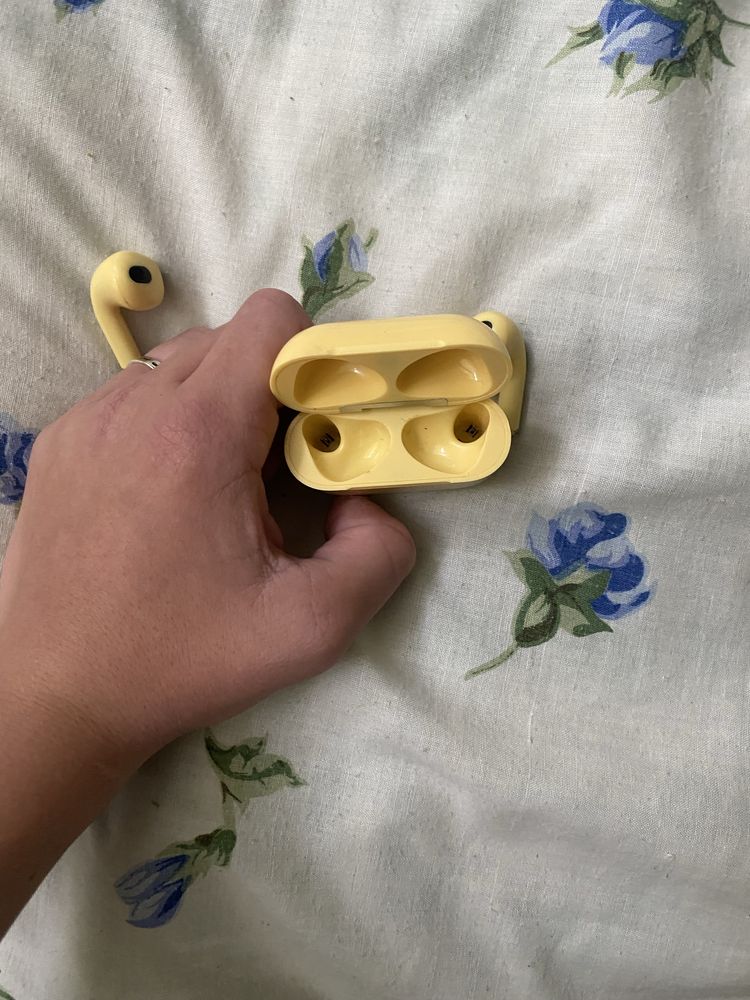 AirPods (жовті) — стан майже новий