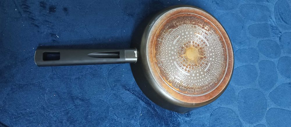 Sprzedam patelnia 20 a 24 cm średnica