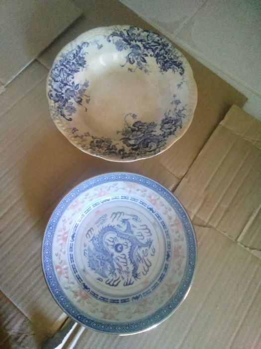 Dois pratos e jarra, com alguns anos