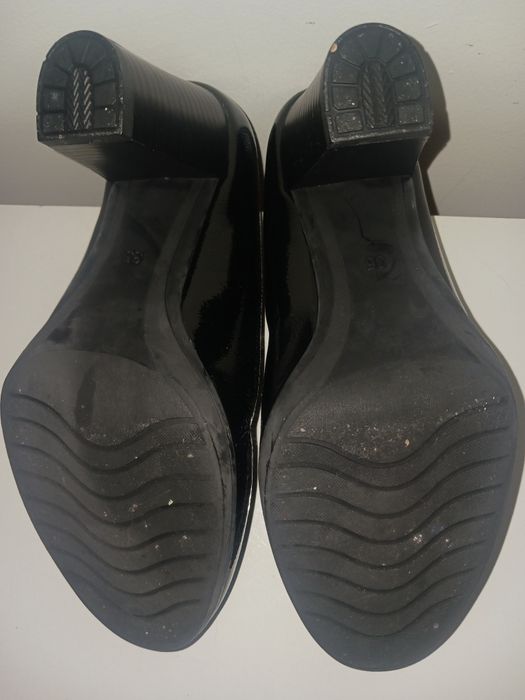 Sapatos pretos tacão medio também 35