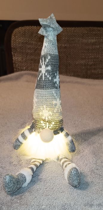 Świąteczny skrzat świecący w kolorze szarym wys.ok.32cm