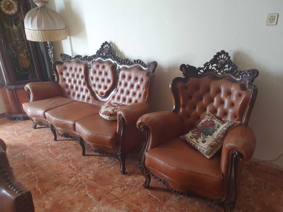 Diversos móveis antigos