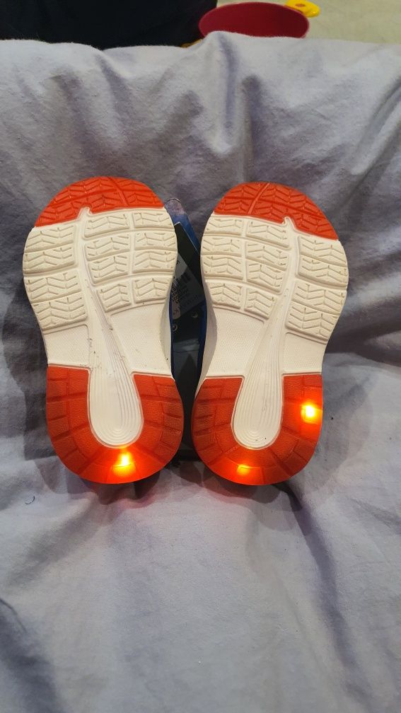 Buty świecące podeszwy