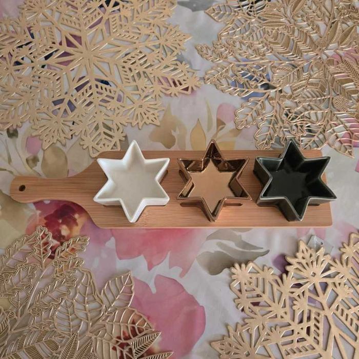 Patera bambusowy deseczka i 3 porcelanowe miseczki wkształcie gwiazdek