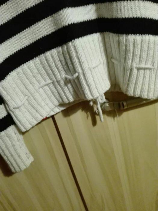Sweterek dla dziewczynki do szkoły na uroczystości czarno-biały