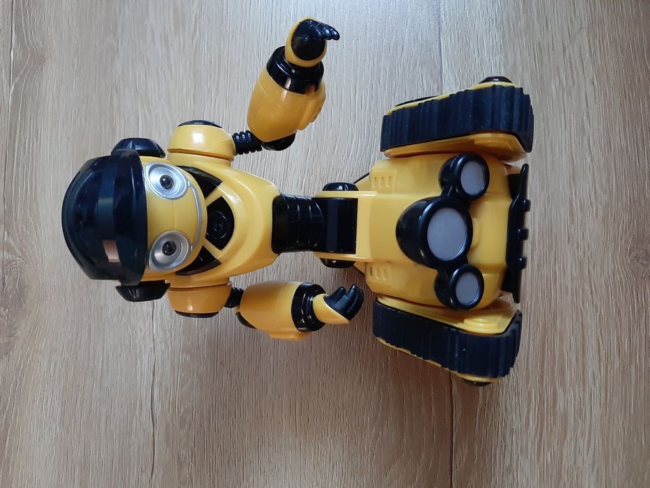 Robot na gąsienicach jeździ świeci