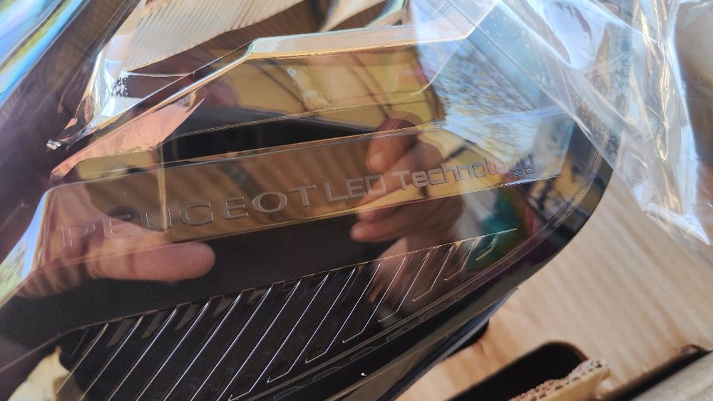 Farol Peugeot 208/2008II