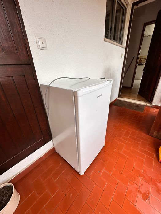 Vendo frigobar muito bom