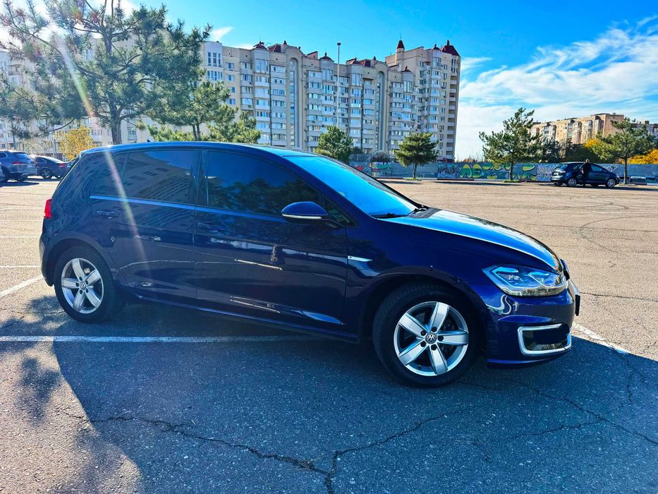 Продам Volkswagen e-Golf 2018