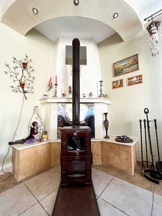 Продаж жилого будинку. Газ,камін,твердопалевний котел,гараж,підвал.