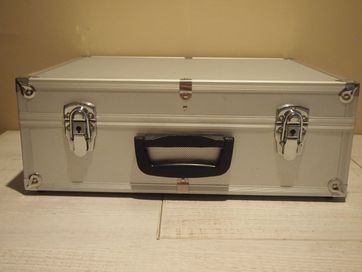 walizka aluminiowa np. dla pielęgniarki