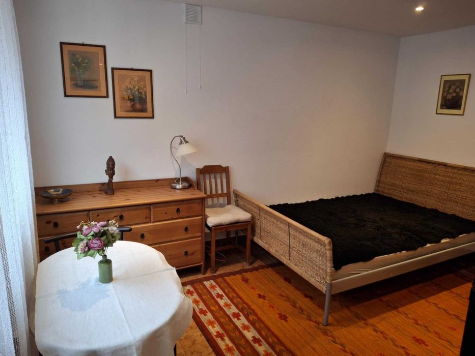 Wynajmę kawalerkę, umeblowaną i wyposażoną + parking,podwórko,piwnica.