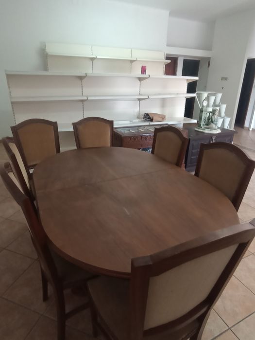 Conjunto de Mesa e Cadeiras