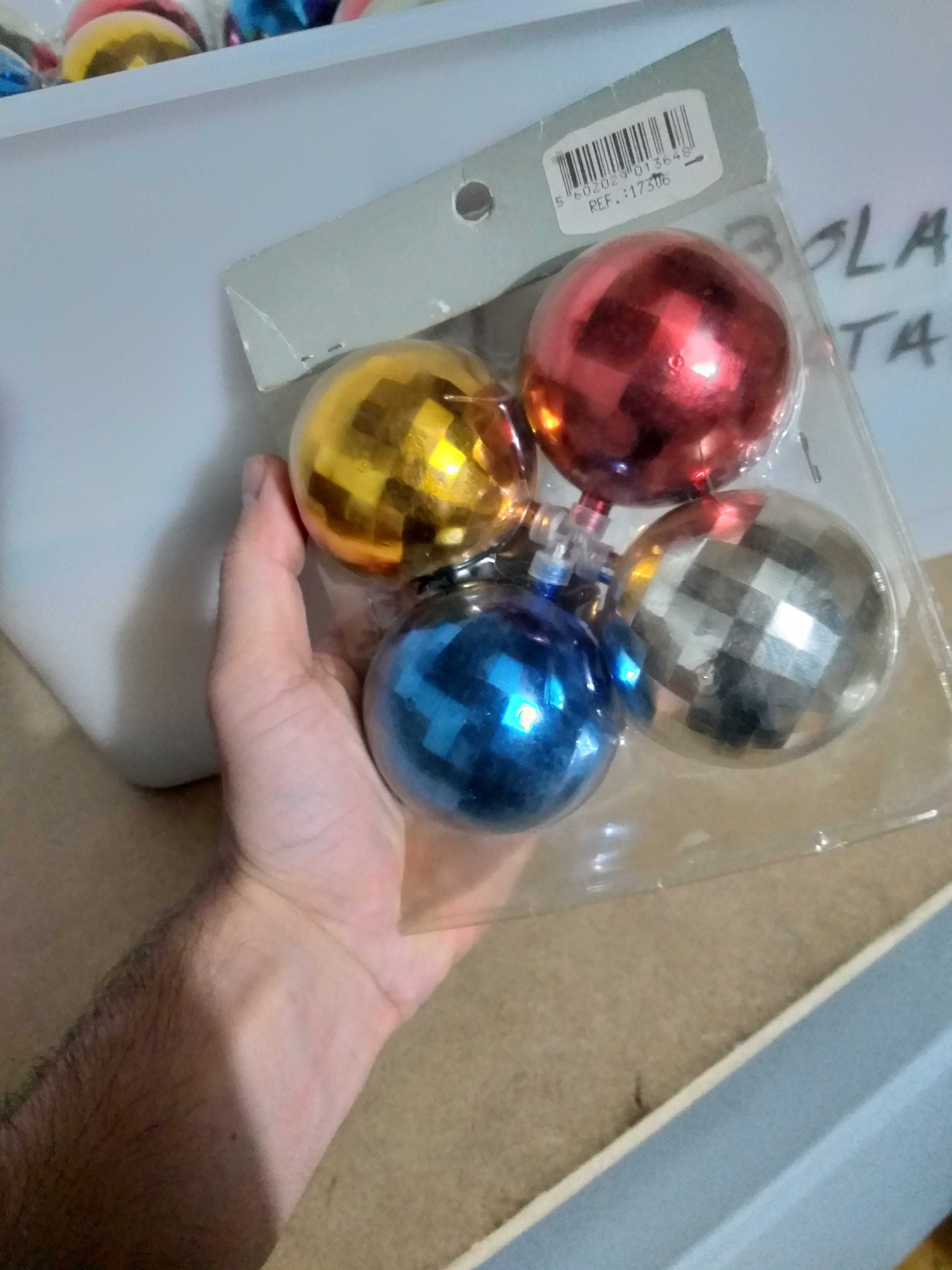 96 bolas/ decorações de Natal, em 4 cores