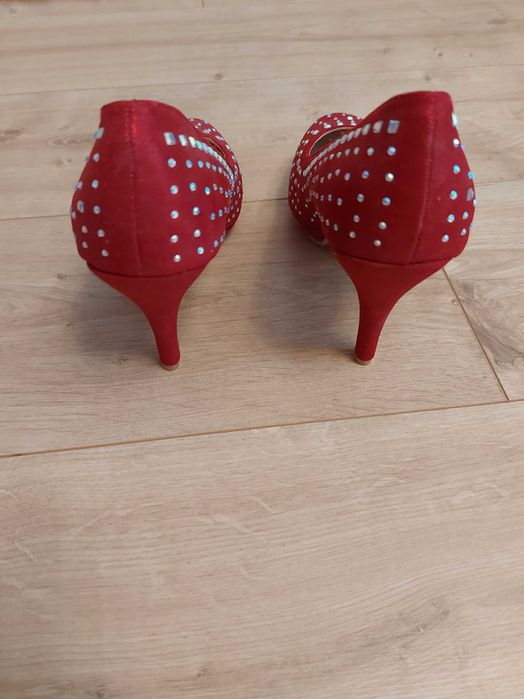 Czerwone szpilki z cekinami