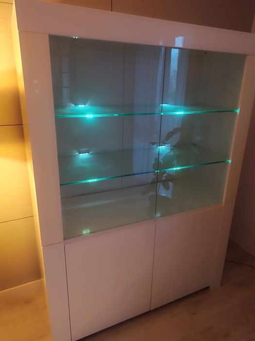 Biała witryna z oświetleniem LED