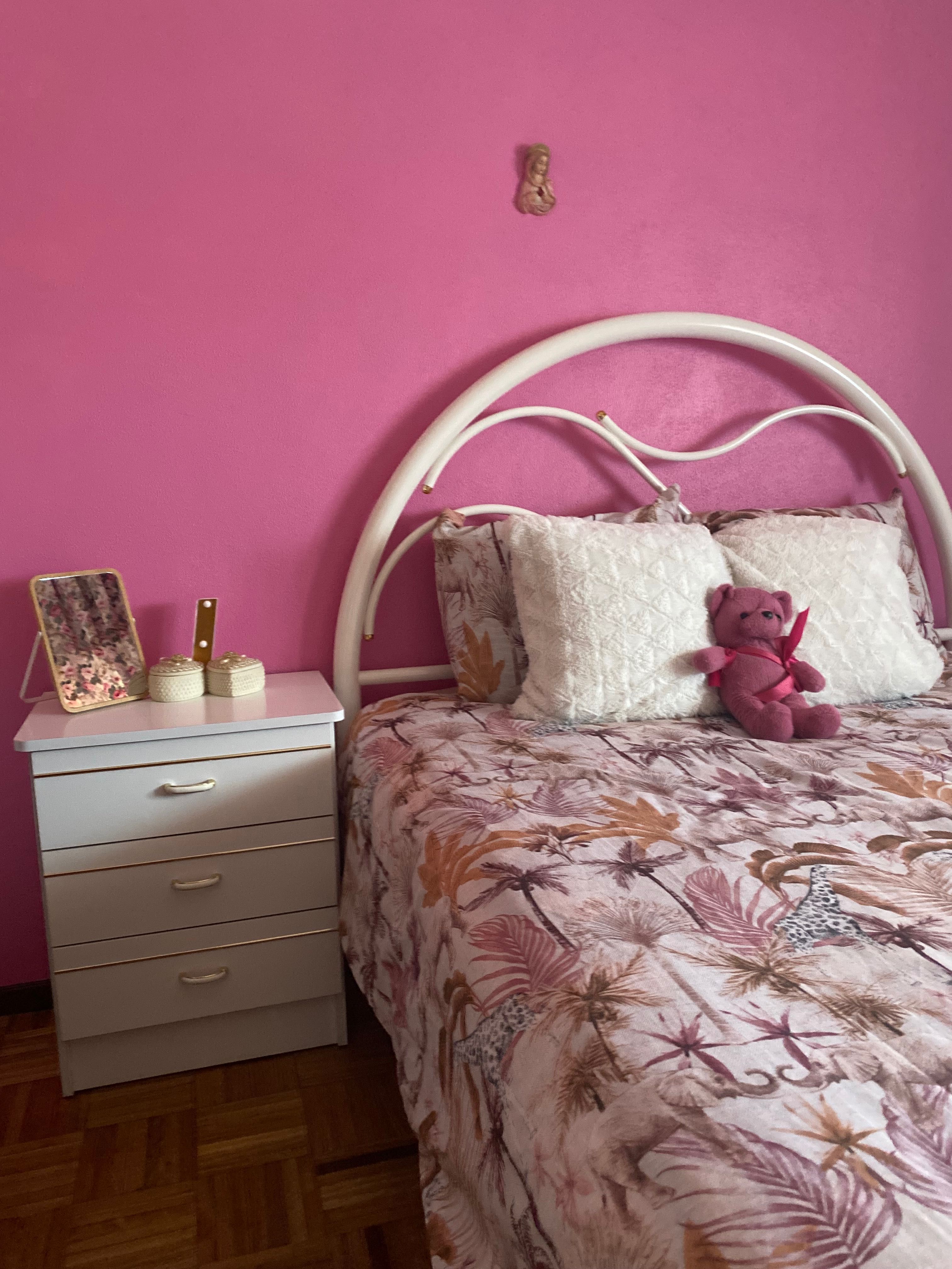 Móveis de quarto de menina á venda.