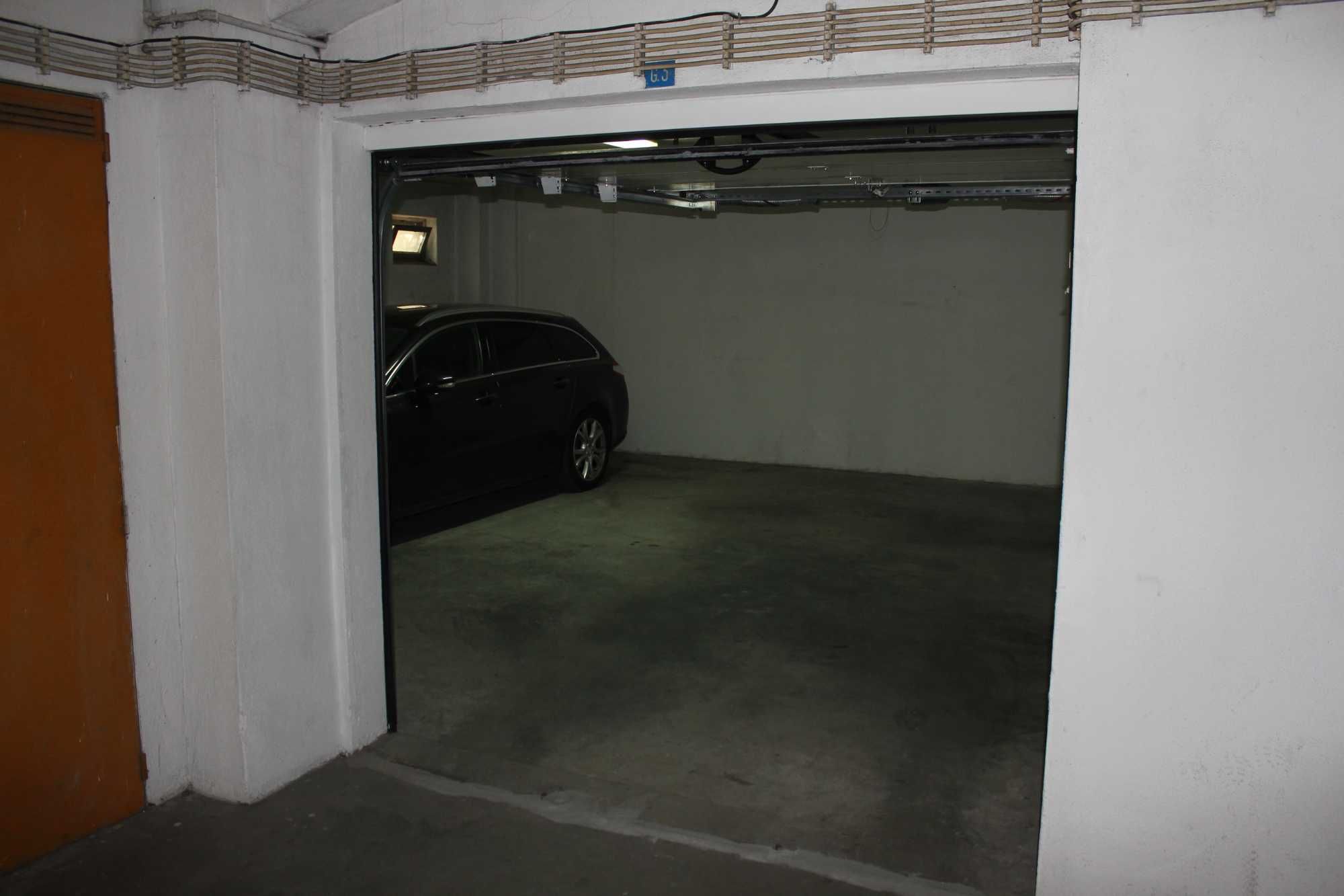 Garagem Interior para 2 carros em Massamá