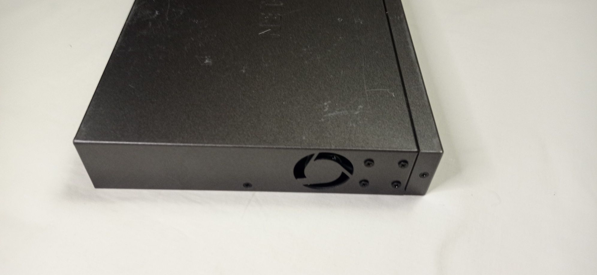 Продам Netgear SRX5308  Гигабитный VPN-маршрутизатор