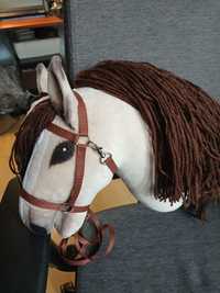 Hobby Horse koń na kiju beżowy z brązową grzywą