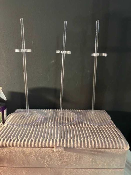 Trzy przezroczyste stojaki dla lalek