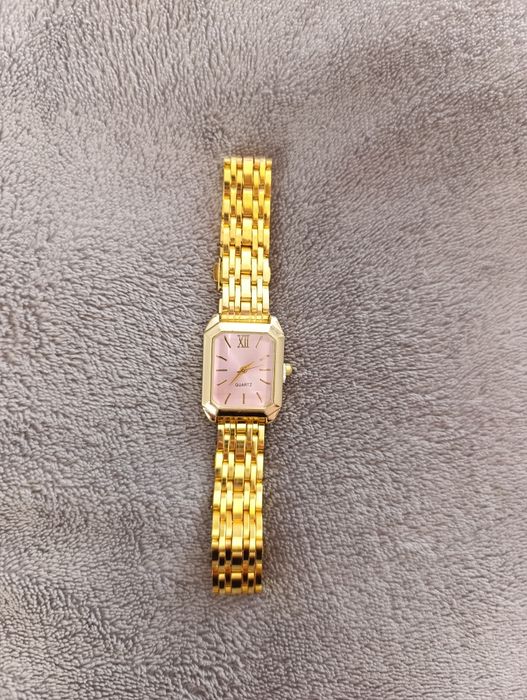 Złoty zegarek damski z kwadratową tarczą różową