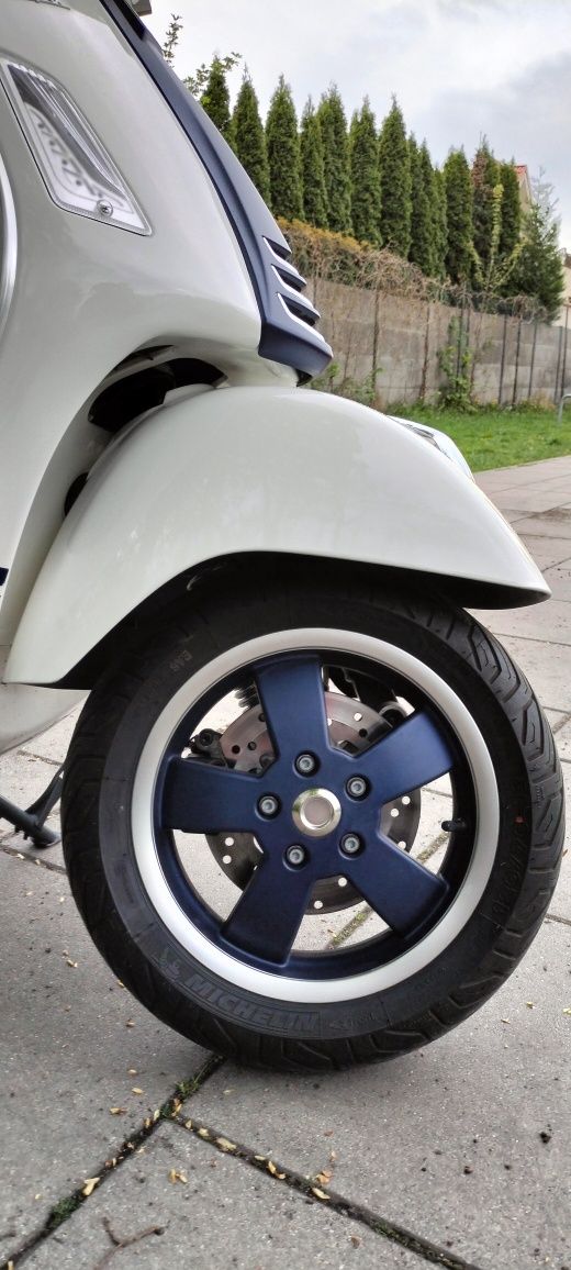 Piaggio Vespa GTS 300 Yacht Club