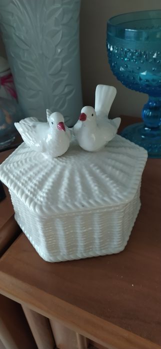 Porcelanowy kuferek.