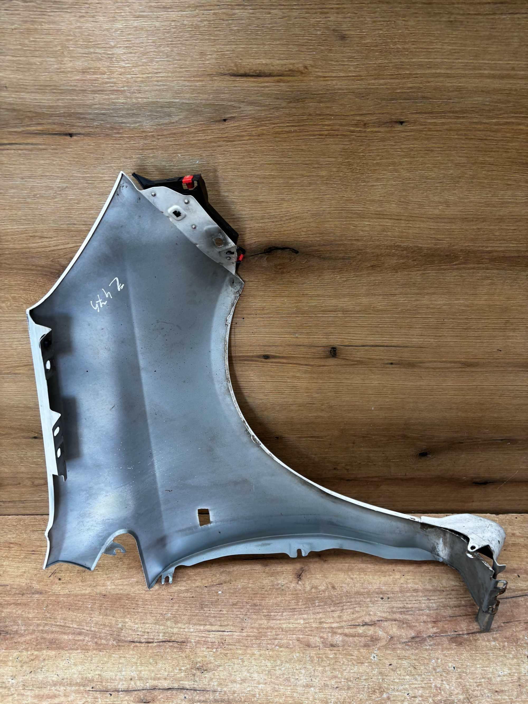 Błotnik przedni lewy Opel Corsa D kolor z474