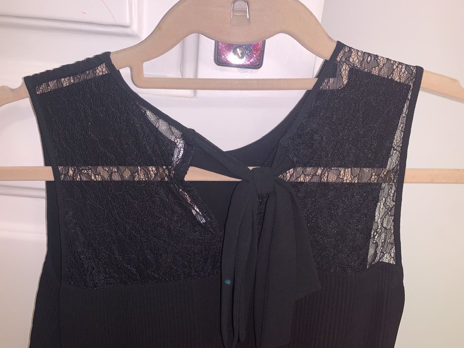 Top preto com renda e manga à cava