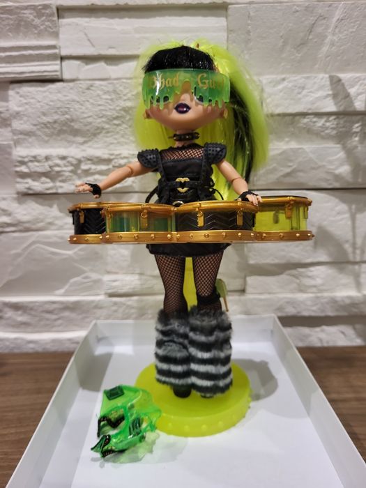 L.O.L. Surprise O.M.G. Remix Rock Bhad Gurl z perkusją.