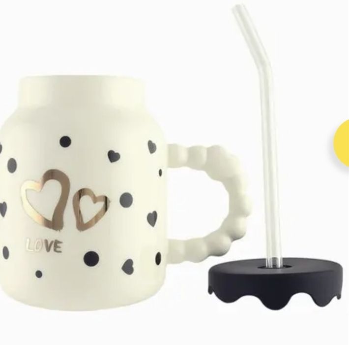 Фарфоровая чашка с крышкой и трубочкой