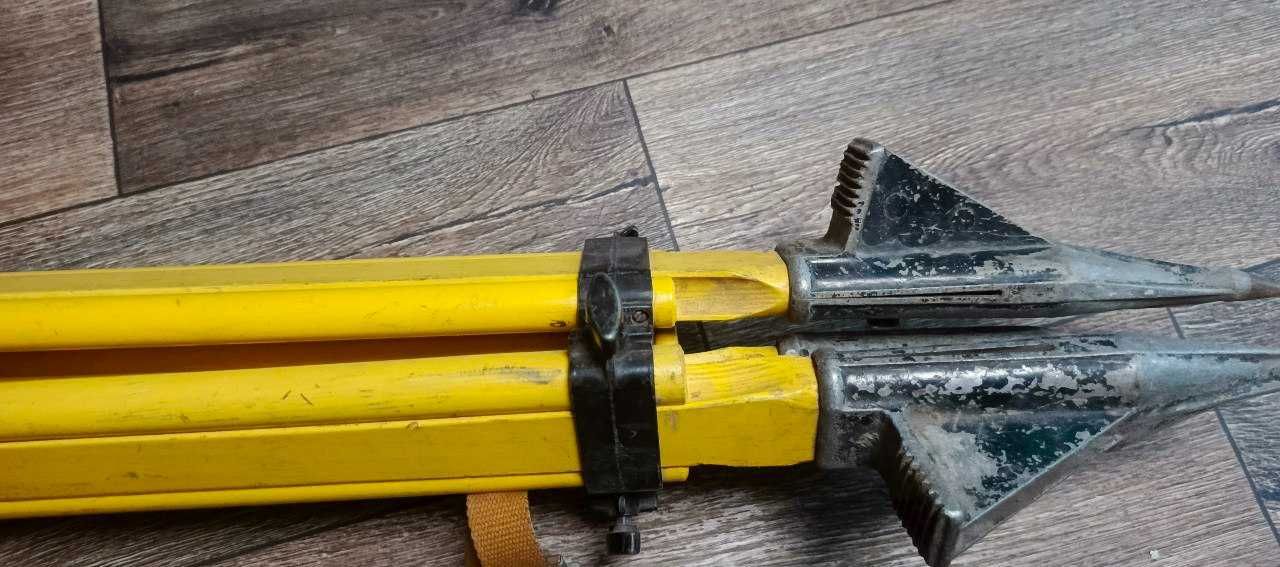 Штатив дерев'яний ШР-140 під теодоліт/нівелір