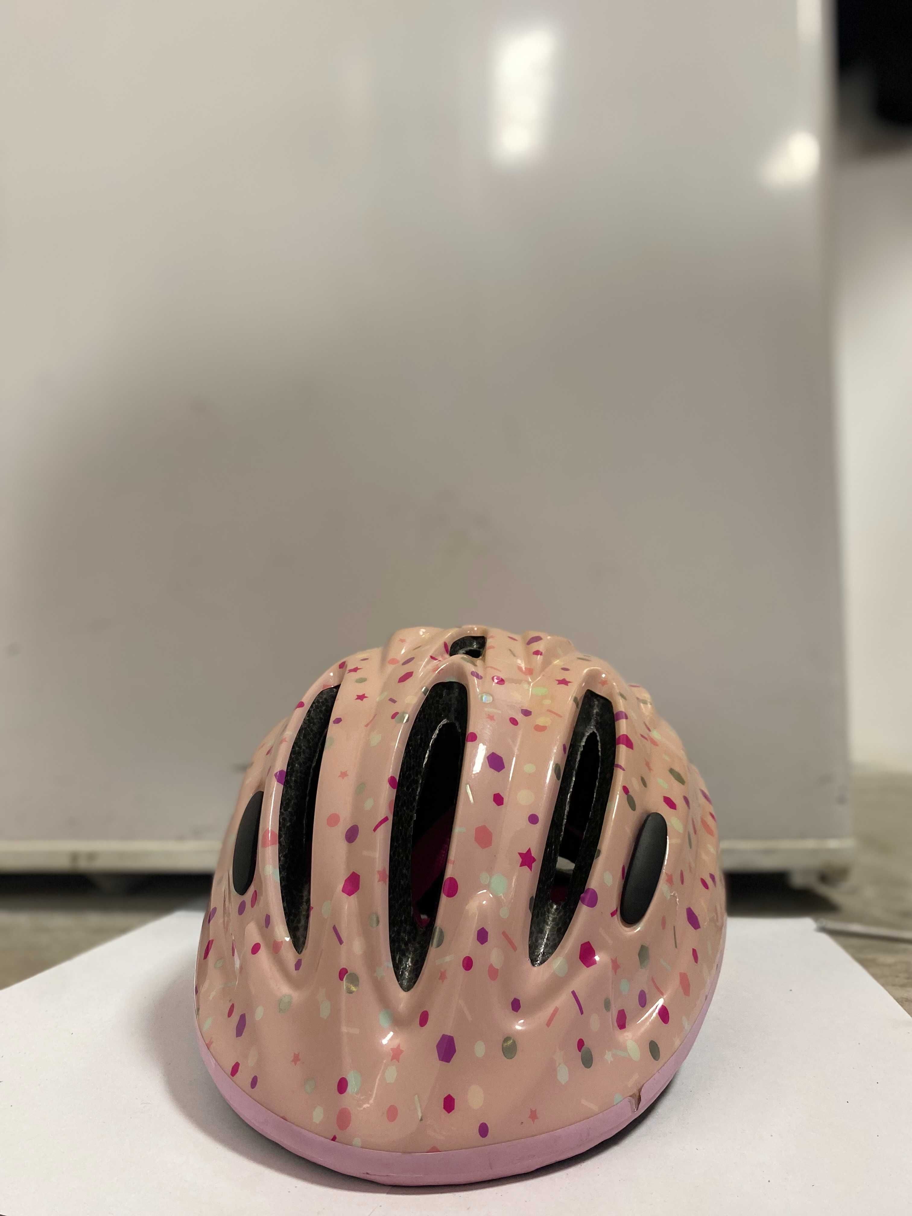 Kask dziecięcy – różowy z kolorowym wzorem