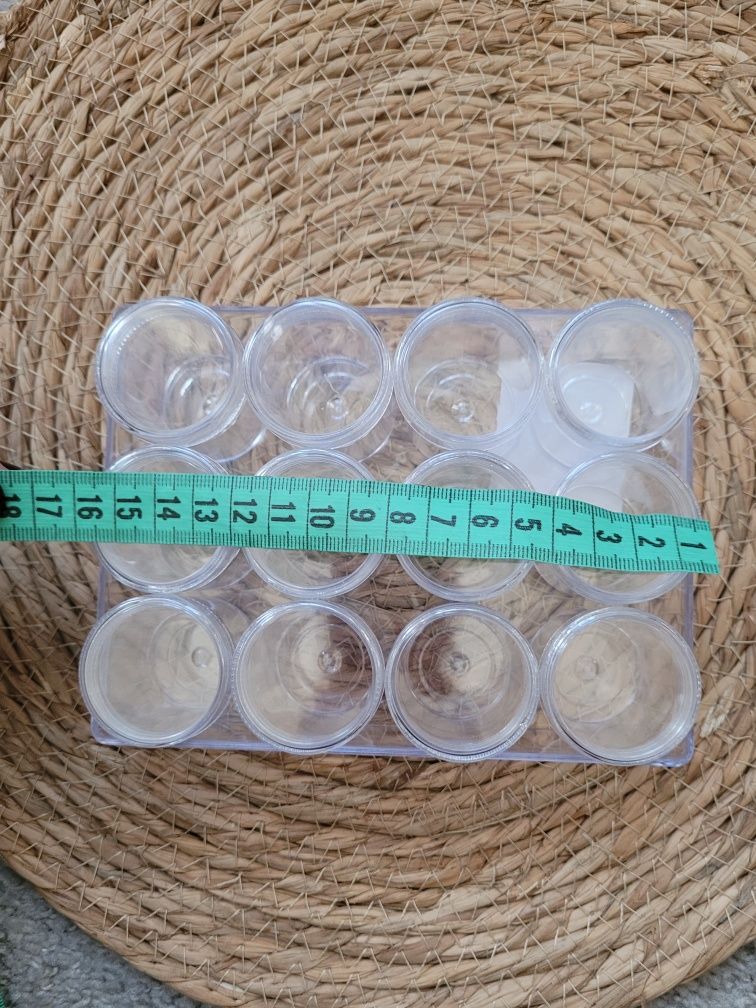 Pojemniczki plastikowe zakręcane