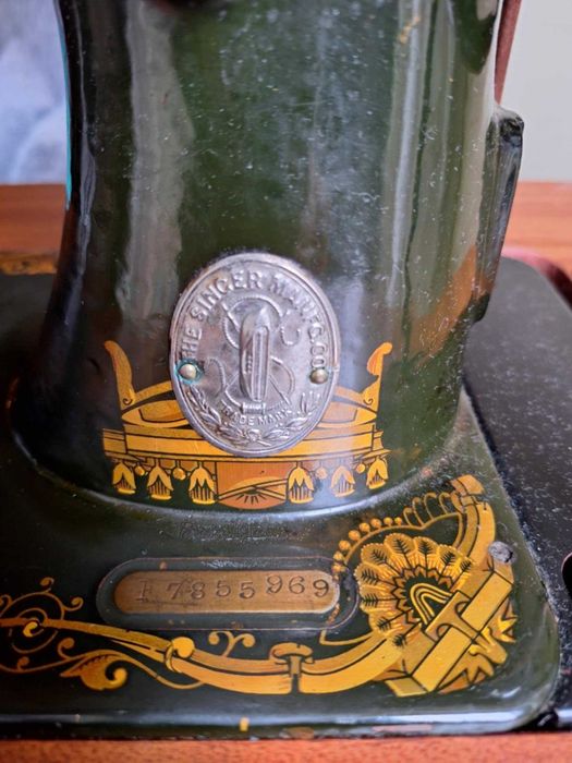 Máquina costura antiga Singer, em bom estado.