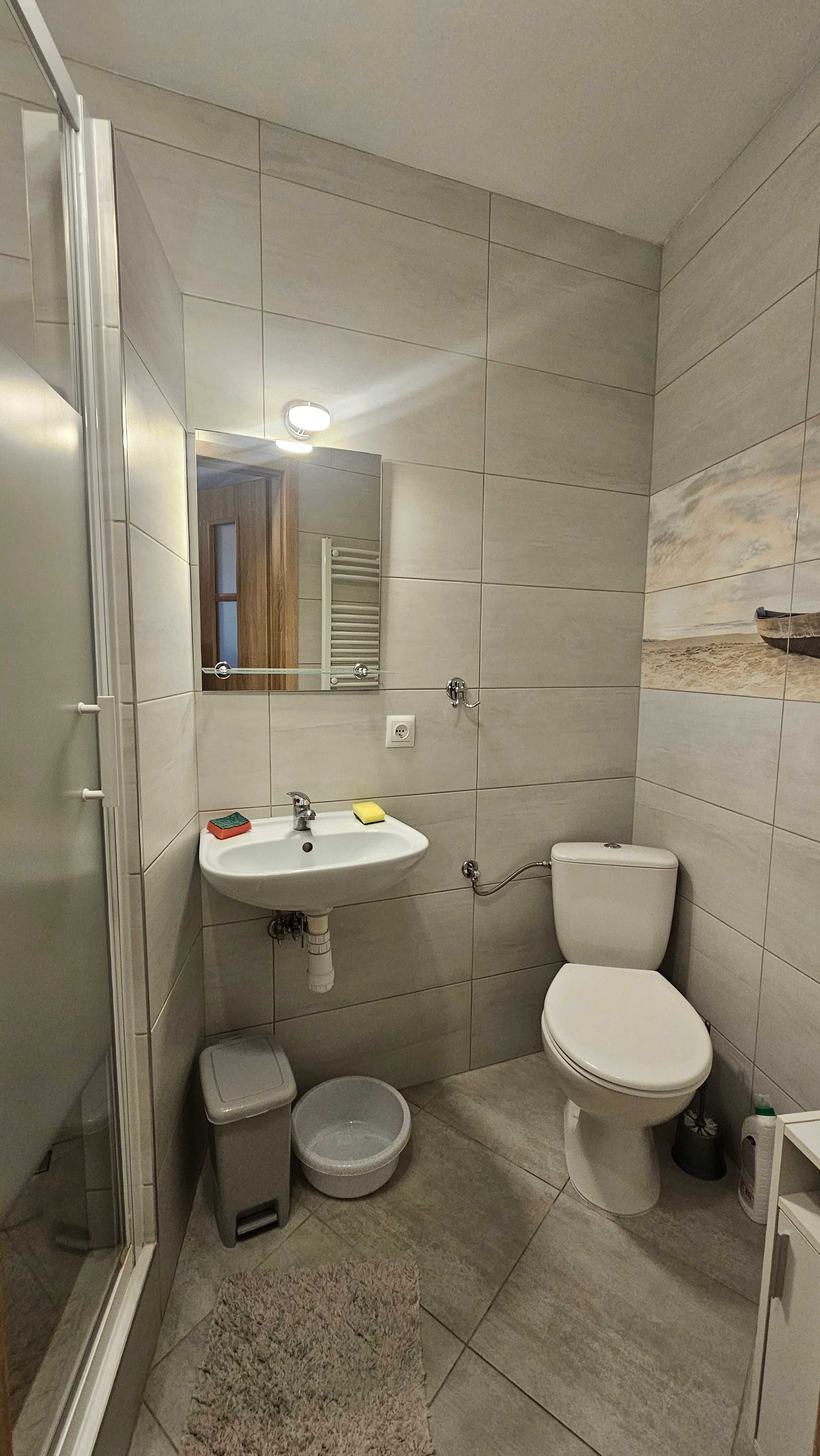 Apartament 3 os. z łazienką, balkonem i stołem biesiadnym z grillem